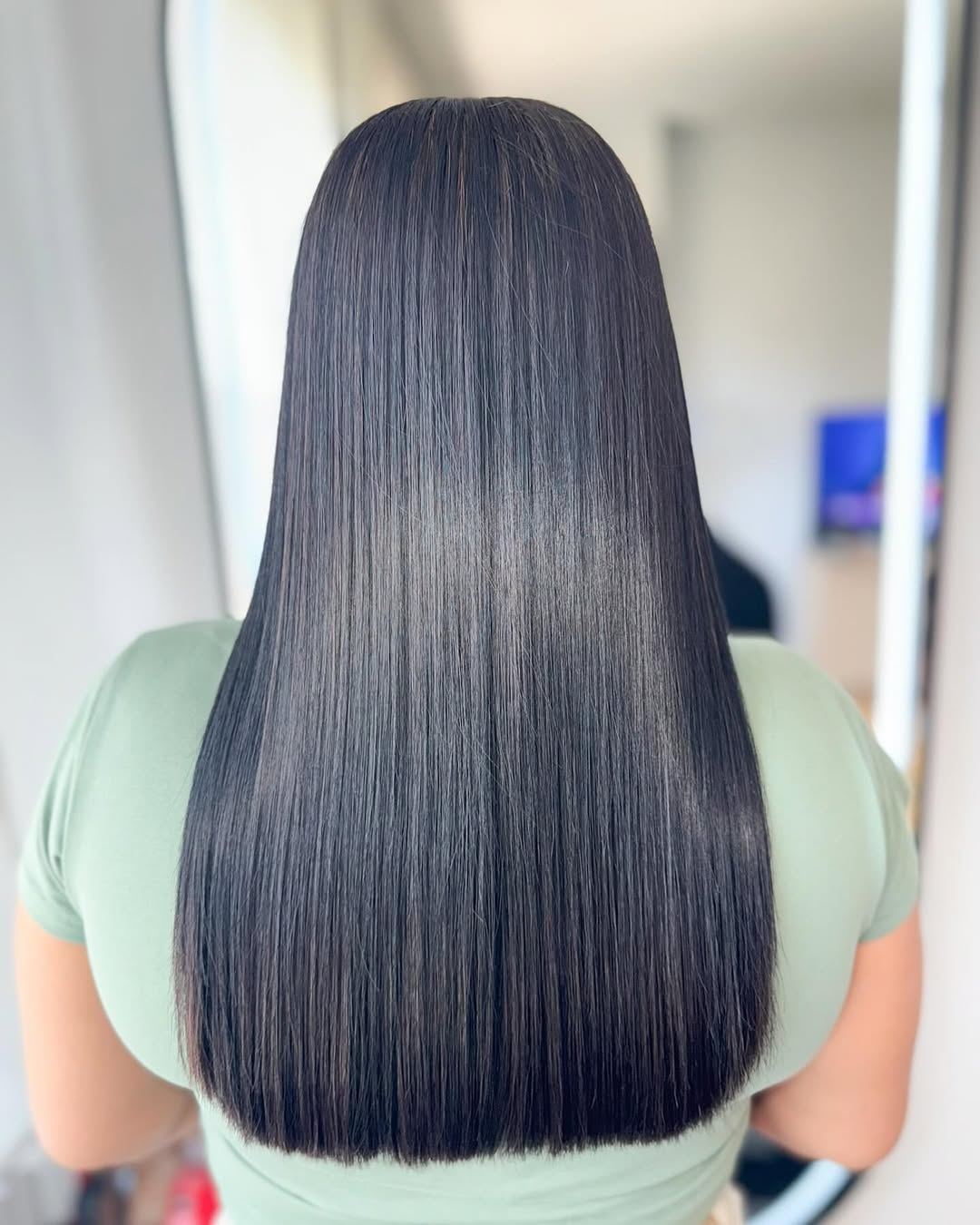Cabello negro liso con acabado espejo