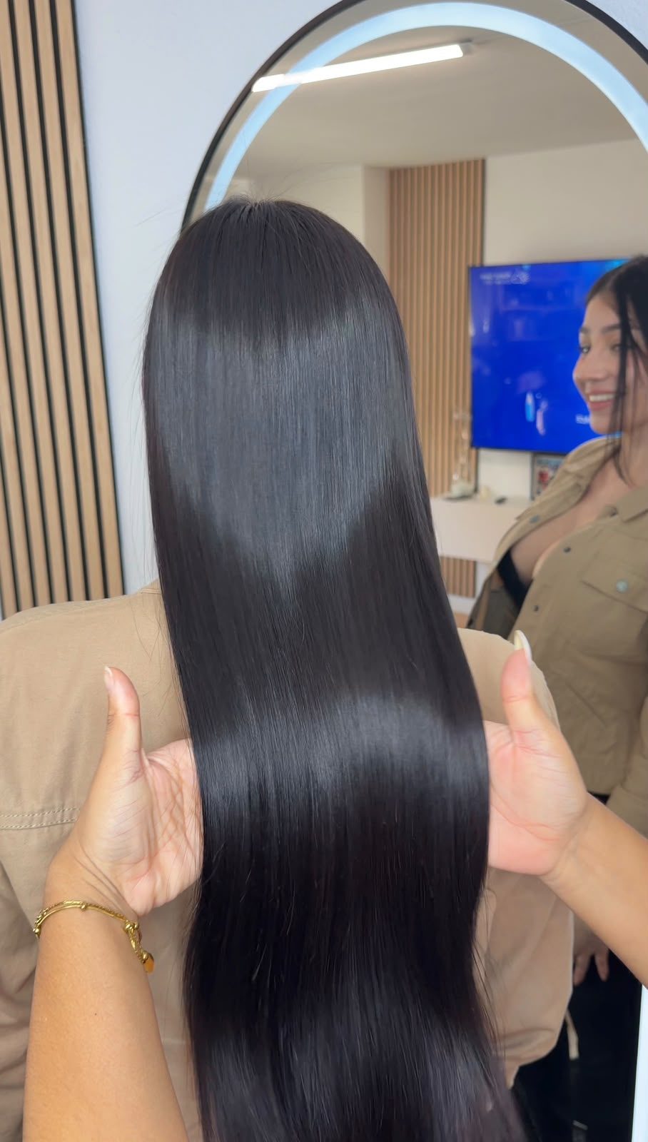 Melena negra lisa y brillante tras un alisado en Alisados Glamour